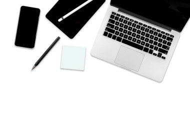 Ofis masaları dizüstü bilgisayar, dijital tablet, cep telefonu ve aksesuarları ile düz yatıyordu fotoğraf. izole beyaz arka plan üzerinde. Masaüstü Ofis mockup kavramı.