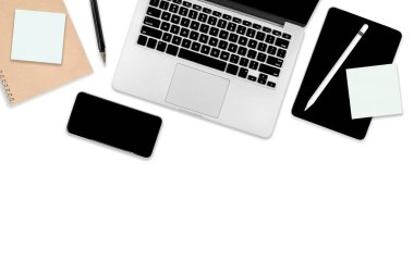 Ofis masaları dizüstü bilgisayar, dijital tablet, cep telefonu ve aksesuarları ile düz yatıyordu fotoğraf. izole beyaz arka plan üzerinde. Masaüstü Ofis mockup kavramı.