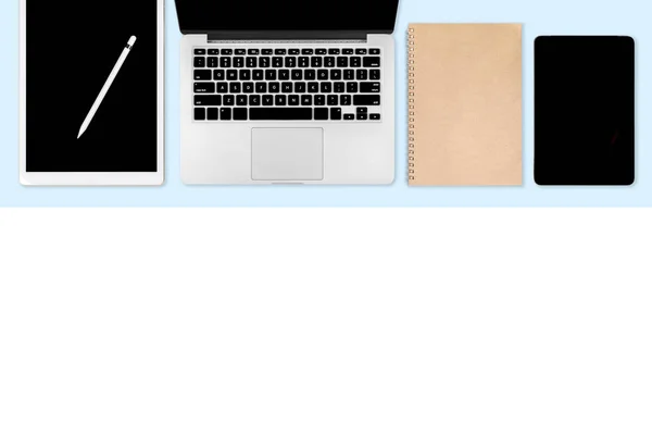 노트북 컴퓨터 디지털 태블릿 액세서리와 사무실 테이블의 현대에 흰색과 파란색 — 스톡 사진