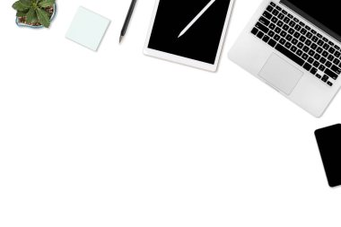 Ofis masaları dizüstü bilgisayar, dijital tablet, cep telefonu ve aksesuarları ile düz yatıyordu fotoğraf. izole beyaz arka plan üzerinde. Masaüstü Ofis mockup kavramı.
