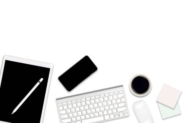 Ofis masaları dizüstü bilgisayar, dijital tablet, cep telefonu ve aksesuarları ile düz yatıyordu fotoğraf. izole beyaz arka plan üzerinde. Masaüstü Ofis mockup kavramı.