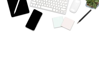 Ofis masaları dizüstü bilgisayar, dijital tablet, cep telefonu ve aksesuarları ile düz yatıyordu fotoğraf. izole beyaz arka plan üzerinde. Masaüstü Ofis mockup kavramı.