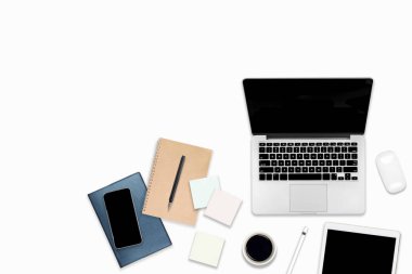 Ofis masaları dizüstü bilgisayar, dijital tablet, cep telefonu ve aksesuarları ile düz yatıyordu fotoğraf. izole beyaz arka plan üzerinde. Masaüstü Ofis mockup kavramı.