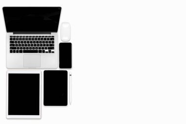 Ofis masaları dizüstü bilgisayar, dijital tablet, cep telefonu ve aksesuarları ile düz yatıyordu fotoğraf. izole beyaz arka plan üzerinde. Masaüstü Ofis mockup kavramı.