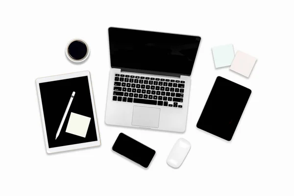 Flat lay foto de mesa de oficina con ordenador portátil, tableta digital, teléfono móvil y accesorios. sobre fondo blanco aislado. Escritorio concepto de maqueta de oficina . — Foto de Stock