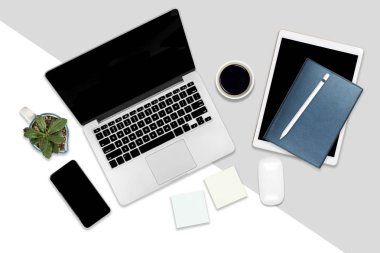 Ofis masaları dizüstü bilgisayar, dijital tablet, cep telefonu ve aksesuarları ile düz yatıyordu fotoğraf. Modern iki (beyaz ve gri) arka plan sesi. Masaüstü Ofis mockup kavramı.