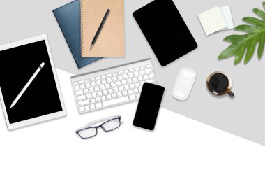 Ofis masaları dizüstü bilgisayar, dijital tablet, cep telefonu ve aksesuarları ile düz yatıyordu fotoğraf. Modern iki (beyaz ve gri) arka plan sesi. Masaüstü Ofis mockup kavramı.