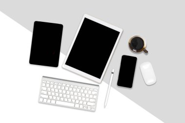 Ofis masaları dizüstü bilgisayar, dijital tablet, cep telefonu ve aksesuarları ile düz yatıyordu fotoğraf. Modern iki (beyaz ve gri) arka plan sesi. Masaüstü Ofis mockup kavramı.
