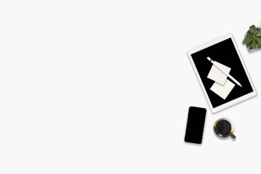 Ofis masaları dijital tablet bilgisayar, cep telefonu ve aksesuarları ile düz yatıyordu fotoğraf. izole beyaz arka plan üzerinde. Masaüstü Ofis mockup kavramı.