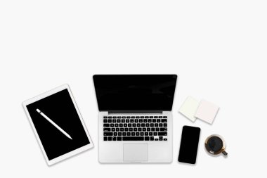 Ofis masaları dijital tablet bilgisayar, cep telefonu ve aksesuarları ile düz yatıyordu fotoğraf. izole beyaz arka plan üzerinde. Masaüstü Ofis mockup kavramı.