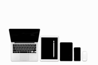 Ofis masaları dizüstü bilgisayar, dijital tablet, cep telefonu ve aksesuarları ile düz yatıyordu fotoğraf. izole beyaz arka plan üzerinde. Masaüstü Ofis mockup kavramı.