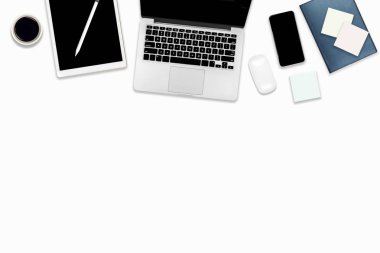 Ofis masaları dizüstü bilgisayar, dijital tablet, cep telefonu ve aksesuarları ile düz yatıyordu fotoğraf. izole beyaz arka plan üzerinde. Masaüstü Ofis mockup kavramı.