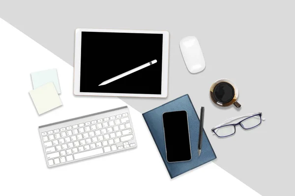 平躺照片的办公桌上有笔记本电脑 数码片 手机和配件 在现代二口气 白色和灰色 台式机办公室样机概念 — 图库照片