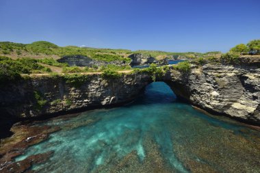 Endonezya 'nın Bali Adası' nın güneydoğusundaki Nusa Penida 'da bulunan inanılmaz deniz kıyısı manzarası..