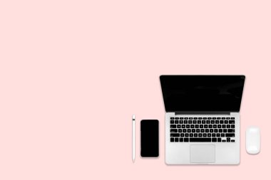 Ofis masaları dizüstü bilgisayar, dijital tablet, cep telefonu ve aksesuarları ile düz yatıyordu fotoğraf. Modern pembe tonu arka plan üzerinde. Masaüstü Ofis mockup kavramı.