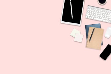 Ofis masaları dijital tablet, cep telefonu ve aksesuarları ile düz yatıyordu fotoğraf. Modern pembe tonu arka plan üzerinde. Masaüstü Ofis mockup kavramı.