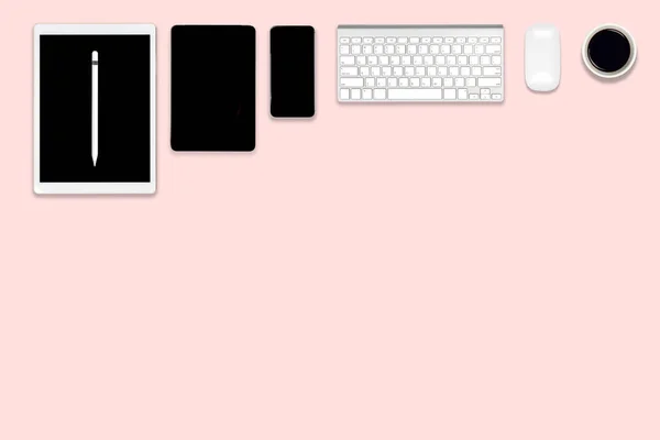デジタル タブレット 携帯電話 アクセサリーのオフィスのテーブルのフラット レイアウトの写真 ピンクのトーンは現代の背景 デスクトップ オフィス モックアップ コンセプト — ストック写真