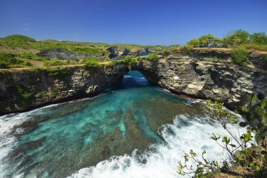 Endonezya 'nın Bali Adası' nın güneydoğusundaki Nusa Penida 'da bulunan inanılmaz deniz kıyısı manzarası..