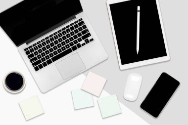 Dizüstü bilgisayar, dijital tablet, cep telefonu ve aksesuarları iki ton beyaz ve gri arka plan üzerinde düz yatıyordu ofis masası. Masaüstü Ofis mockup kavramı.