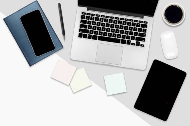 Dizüstü bilgisayar, dijital tablet, cep telefonu ve aksesuarları iki ton beyaz ve gri arka plan üzerinde düz yatıyordu ofis masası. Masaüstü Ofis mockup kavramı.