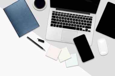 Dizüstü bilgisayar, dijital tablet, cep telefonu ve aksesuarları iki ton beyaz ve gri arka plan üzerinde düz yatıyordu ofis masası. Masaüstü Ofis mockup kavramı.