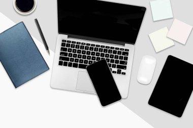 Dizüstü bilgisayar, dijital tablet, cep telefonu ve aksesuarları iki ton beyaz ve gri arka plan üzerinde düz yatıyordu ofis masası. Masaüstü Ofis mockup kavramı.