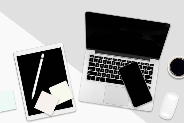 平躺办公桌与笔记本电脑 数码平板电脑 手机和配件在两个色调白色和灰色背景 桌面办公模型概念 — 图库照片
