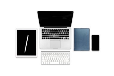 Dizüstü bilgisayar, dijital tablet, cep telefonu ve aksesuarları ile ofis masasıdüz yatıyordu fotoğraf. modern ton arka plan üzerinde. Masaüstü ofis maket konsepti.