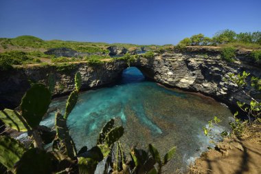 Endonezya 'nın Bali Adası' nın güneydoğusundaki Nusa Penida 'da bulunan inanılmaz deniz kıyısı manzarası..