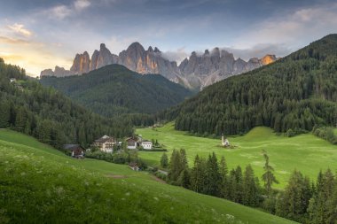 Dolomites, İtalya'dan gün doğumu sabahı mavi gökyüzü ile yeşil tepe ve dağ Amazing manzara görünümü.