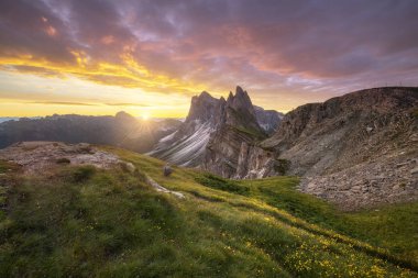 Harika manzaralar görünümünü altın gökyüzü ile yeşil dağ Dolomites, İtalya dan gündoğumu sabahı.