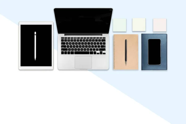 平铺办公桌的照片,配有笔记本电脑、数字平板电脑、手机及配件。在现代音背景。桌面办公室模型概念. — 图库照片