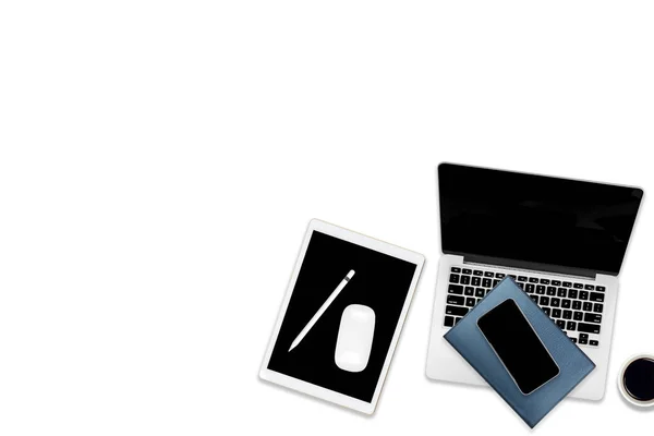 Flachbild-Foto eines Bürotisches mit Laptop, digitalem Tablet, Handy und Zubehör. auf modernem Tonhintergrund. Desktop-Büromockup-Konzept. — Stockfoto