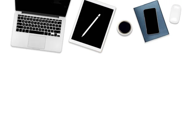 Flatlapp-foto av kontorbord med bærbar datamaskin, nettbrett, mobiltelefon og tilbehør. på moderne tonebakgrunn. Kontormodell for skrivebordsmodeller . – stockfoto
