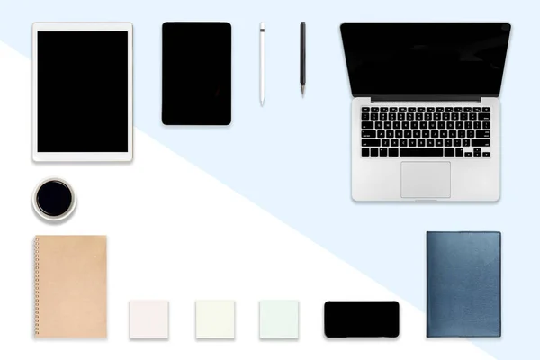 Platt Lay foto av kontorsbord med bärbar dator, digital Tablet, mobiltelefon och tillbehör. på modern ton bakgrund. Kontors utkast koncept för Desktop. — Stockfoto