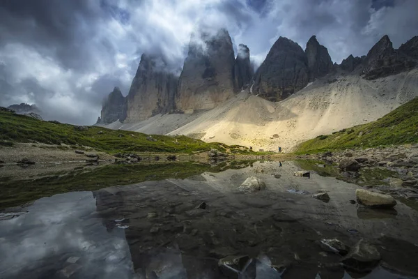 Tre Cime, Dolomites, İtalya yaz aylarında mavi gökyüzü ile nehir üzerinde dağ yansıması güzel manzaralar görünümü. — Stok fotoğraf