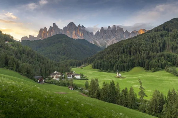 Dolomites, İtalya'dan gün doğumu sabahı mavi gökyüzü ile yeşil tepe ve dağ Amazing manzara görünümü. — Stok fotoğraf
