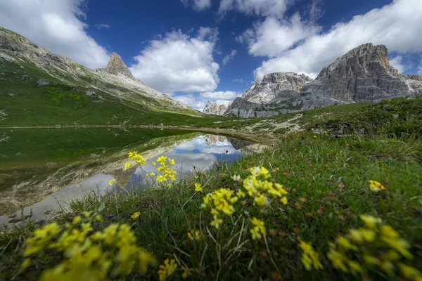Niesamowite krajobrazy widok stawu i zielonej góry z błękitnym niebem na lato z Dolomitów, Włochy. — Zdjęcie stockowe