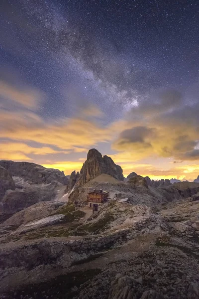 Şaşırtıcı Samanyolu üzerinde dağ Dolomites, İtalya. — Stok fotoğraf