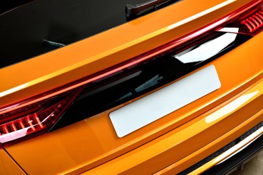 Spor ve modern tasarımı olan yakın çekimli SUV araba. Çevre dostu teknoloji. İş başarısı konsepti.