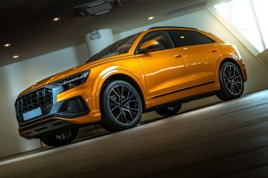 Spor ve modern tasarımı olan yakın çekimli SUV araba. Çevre dostu teknoloji. İş başarısı konsepti.