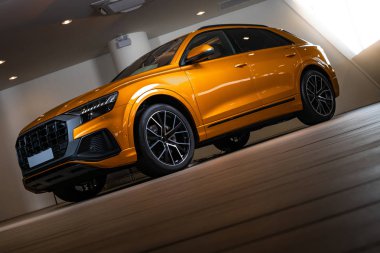 Bangkok, Tayland-13 Ekim 2018 : Spor ve modern tasarımlı suv otomobil. Çevre dostu teknoloji. İş başarısı kavramı.