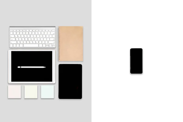 ノートパソコン、デジタルタブレット、携帯電話やアクセサリーとオフィステーブルのフラットレイ写真。現代のトーンの背景に。デスクトップ オフィスモックアップの概念. — ストック写真