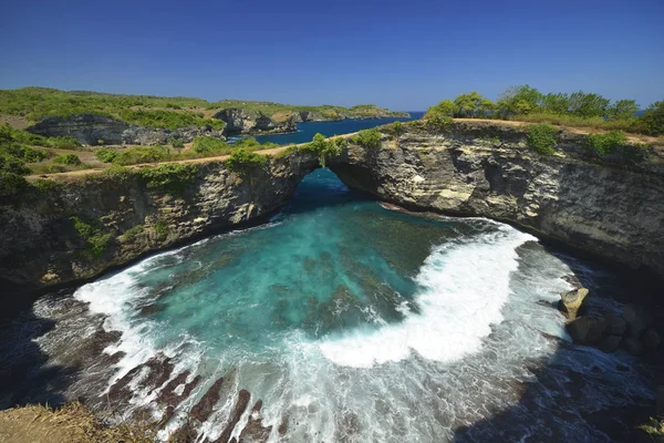 Endonezya 'nın Bali Adası' nın güneydoğusundaki Nusa Penida 'da bulunan inanılmaz deniz kıyısı manzarası..