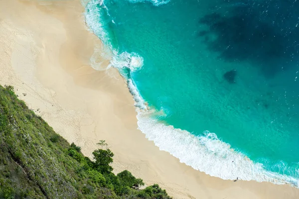 Deniz manzarası mavi okyanus dalgası havadan görünümü kumlu plaj zemin üzerine. Telifsiz Stok Fotoğraflar