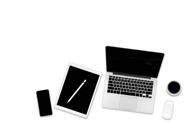 Плоское фото офисного стола с ноутбуком, цифровым планшетом, мобильным телефоном и аксессуарами. на современном тоновом фоне. Концепция макета рабочего стола . Лицензионные Стоковые Изображения