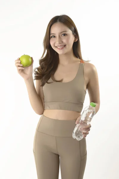 Jolie femme asiatique avec pomme et eau sur fond blanc. — Photo