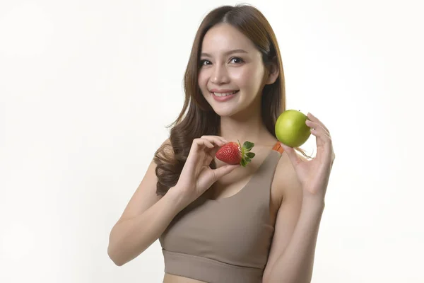 漂亮的亚洲女人 有苹果和草莓的白色背景 — 图库照片
