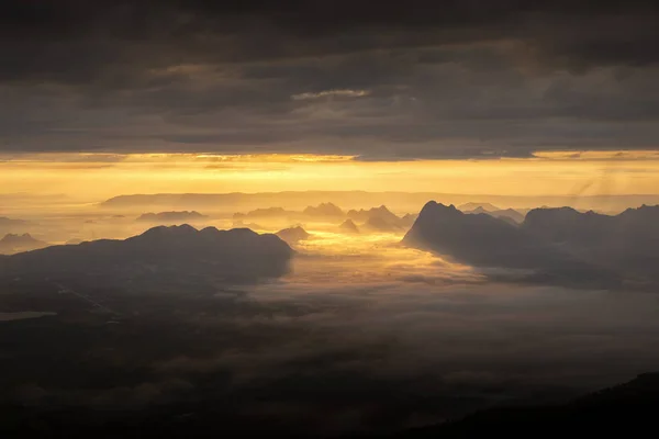 Ochtend zonsopgang met de mist in de bergen. Zonsopgang achtergrond. — Stockfoto