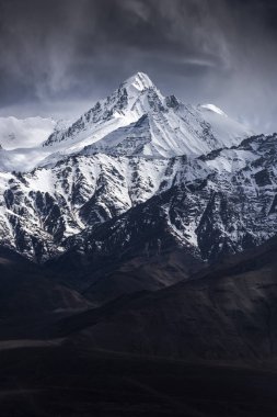 Kar dağ Leh Ladakh Hindistan'dan mavi gökyüzü ile.